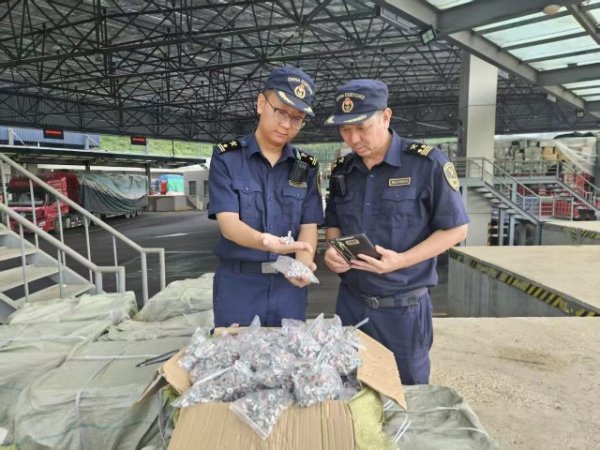 配资论坛线上 云南孟定海关查获伪报出口的20万枚爆炸式铆钉